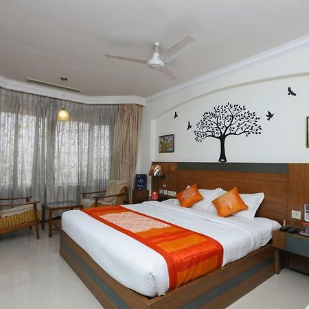 Oyo 1081 Hotel Sindhu International Tirupati Bagian luar foto