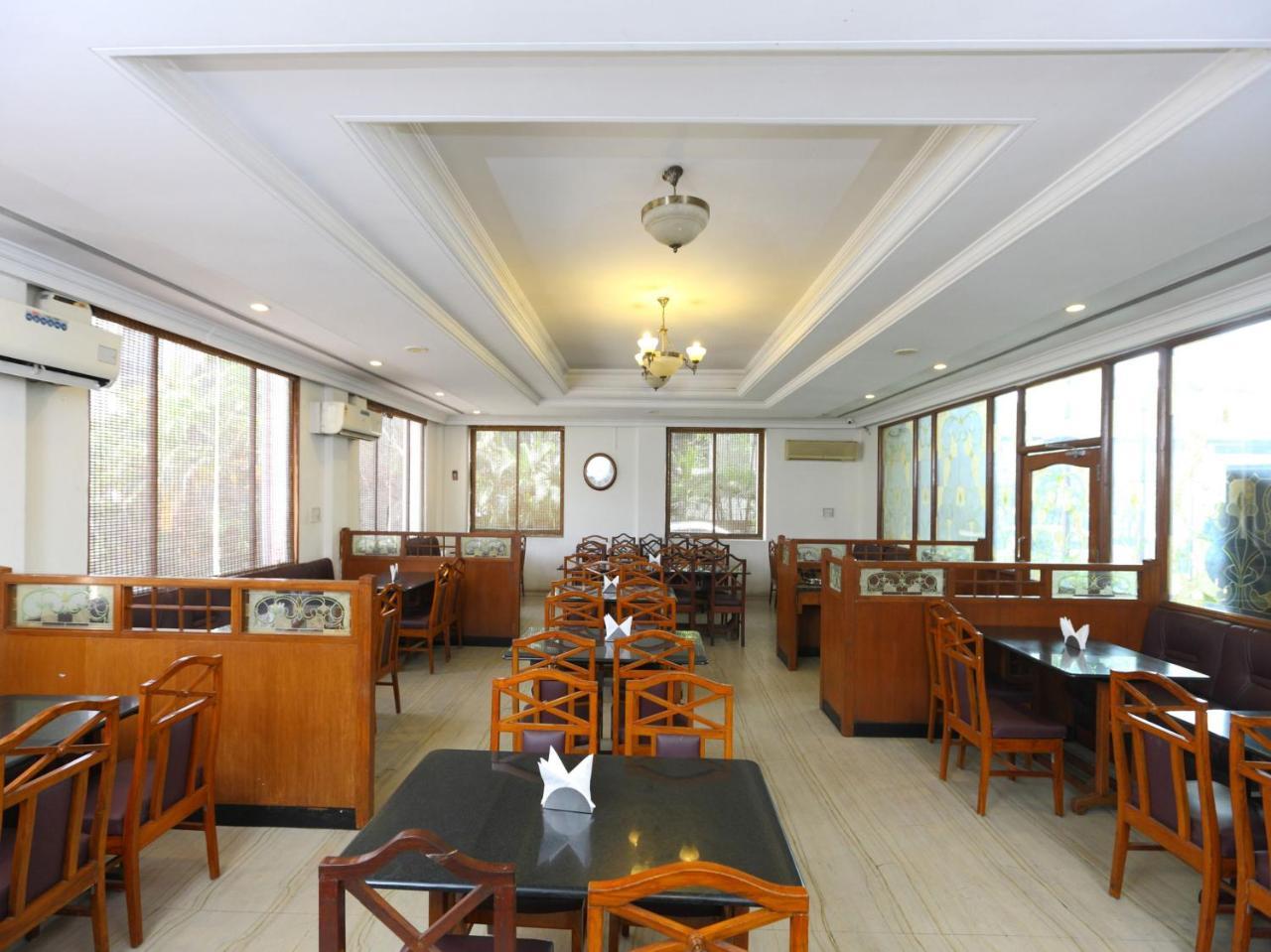 Oyo 1081 Hotel Sindhu International Tirupati Bagian luar foto