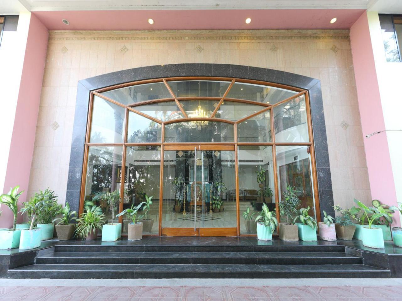 Oyo 1081 Hotel Sindhu International Tirupati Bagian luar foto