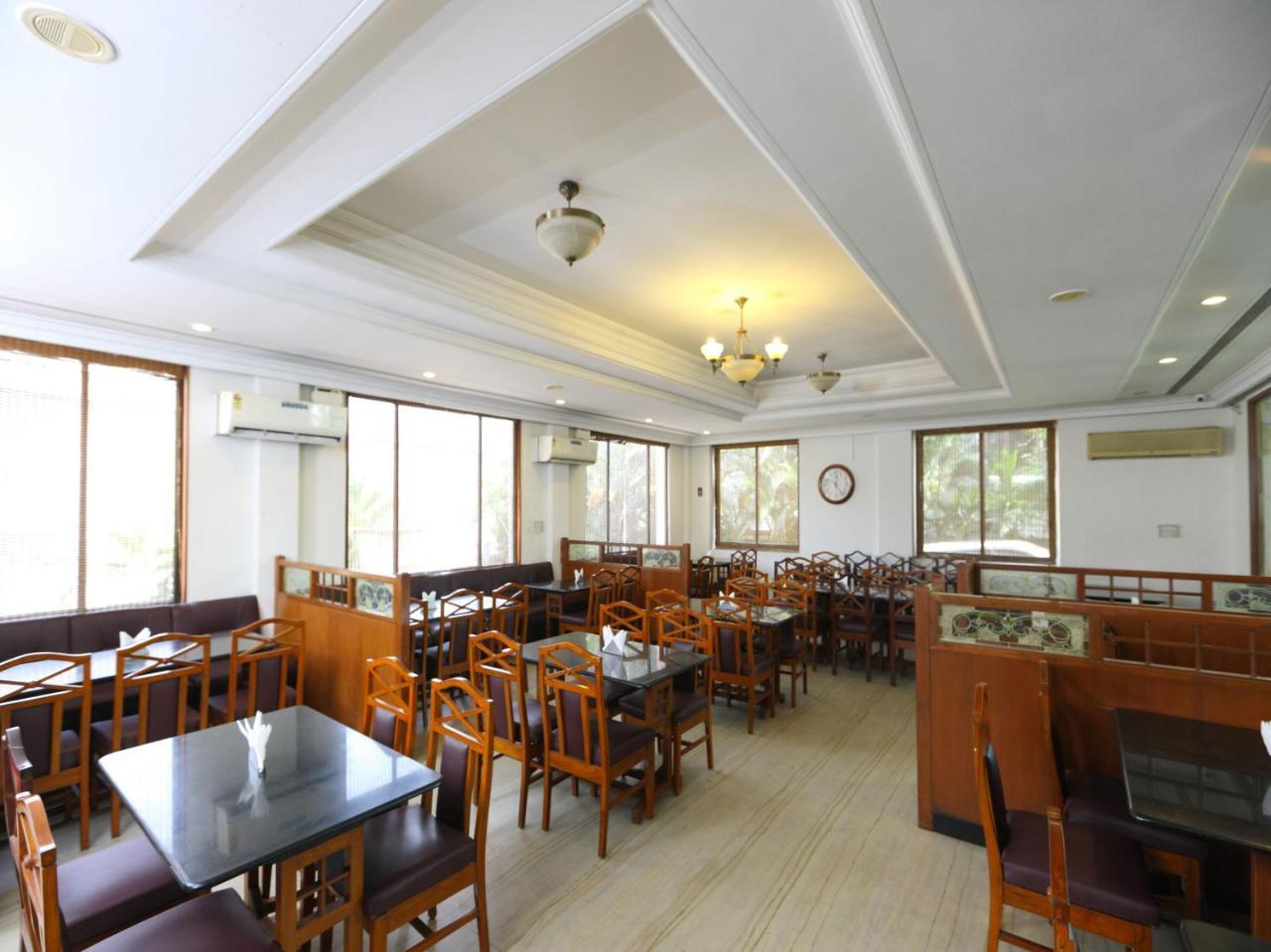 Oyo 1081 Hotel Sindhu International Tirupati Bagian luar foto