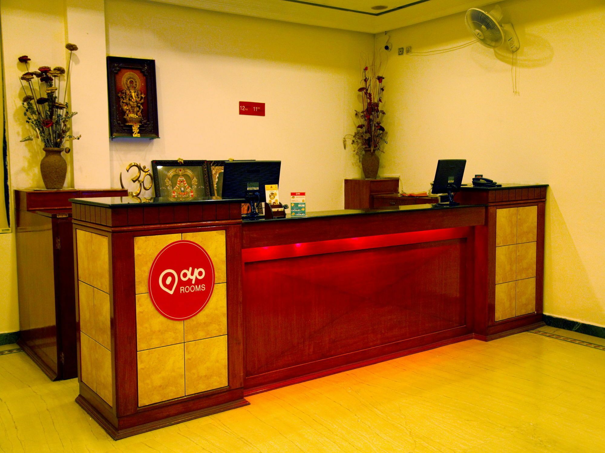Oyo 1081 Hotel Sindhu International Tirupati Bagian luar foto